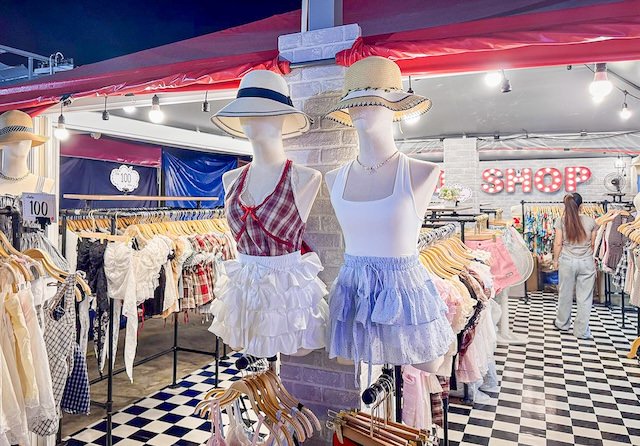 タラートロットファイラチャダー（ラチャダー鉄道市場）の100SHOP