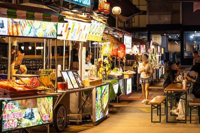 タラートロットファイラチャダー（ラチャダー鉄道市場）に並ぶ屋台群２