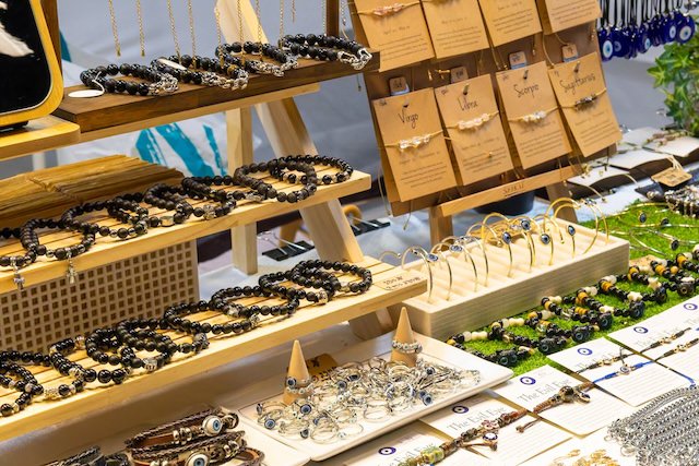 タラートロットファイラチャダー（ラチャダー鉄道市場）のアクセサリー雑貨屋