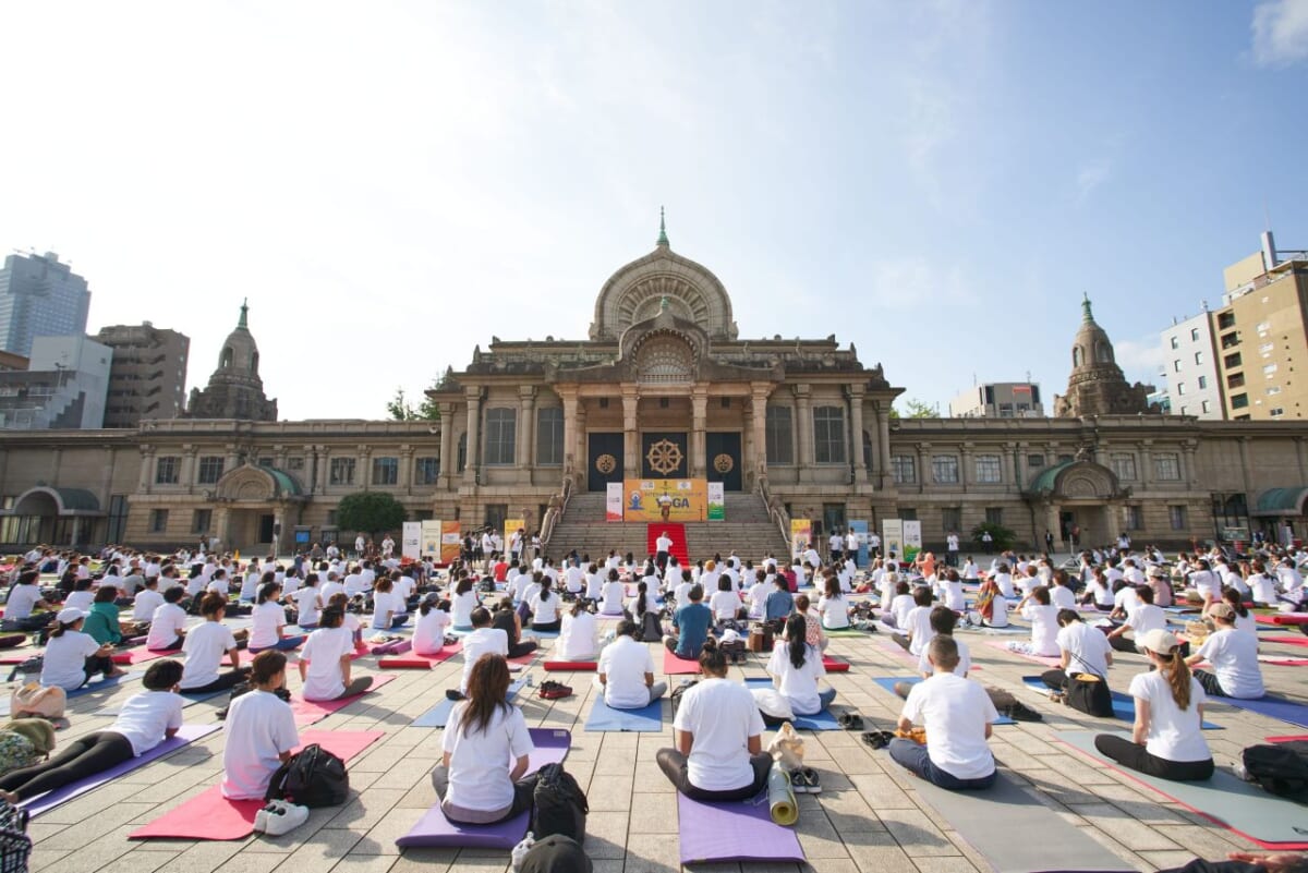 【参加無料・要申し込み】築地本願寺の境内で朝のヨガ体験！「International Day of Yoga 2026」6月21日に開催