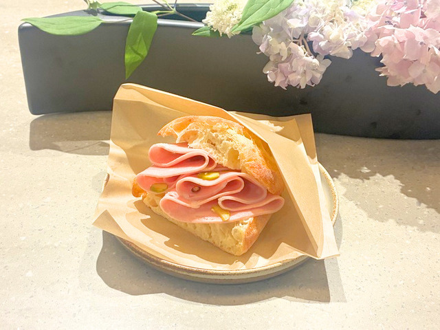 ピスタチオハム ＆ チーズサンドイッチ