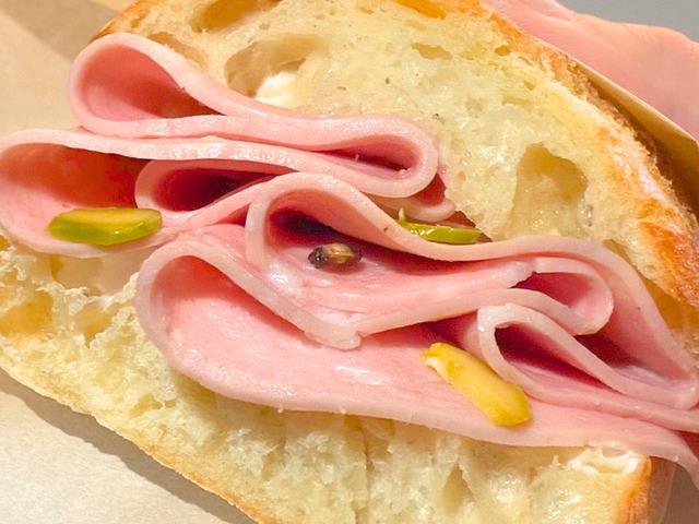 ピスタチオハム ＆ チーズサンドイッチ アップ