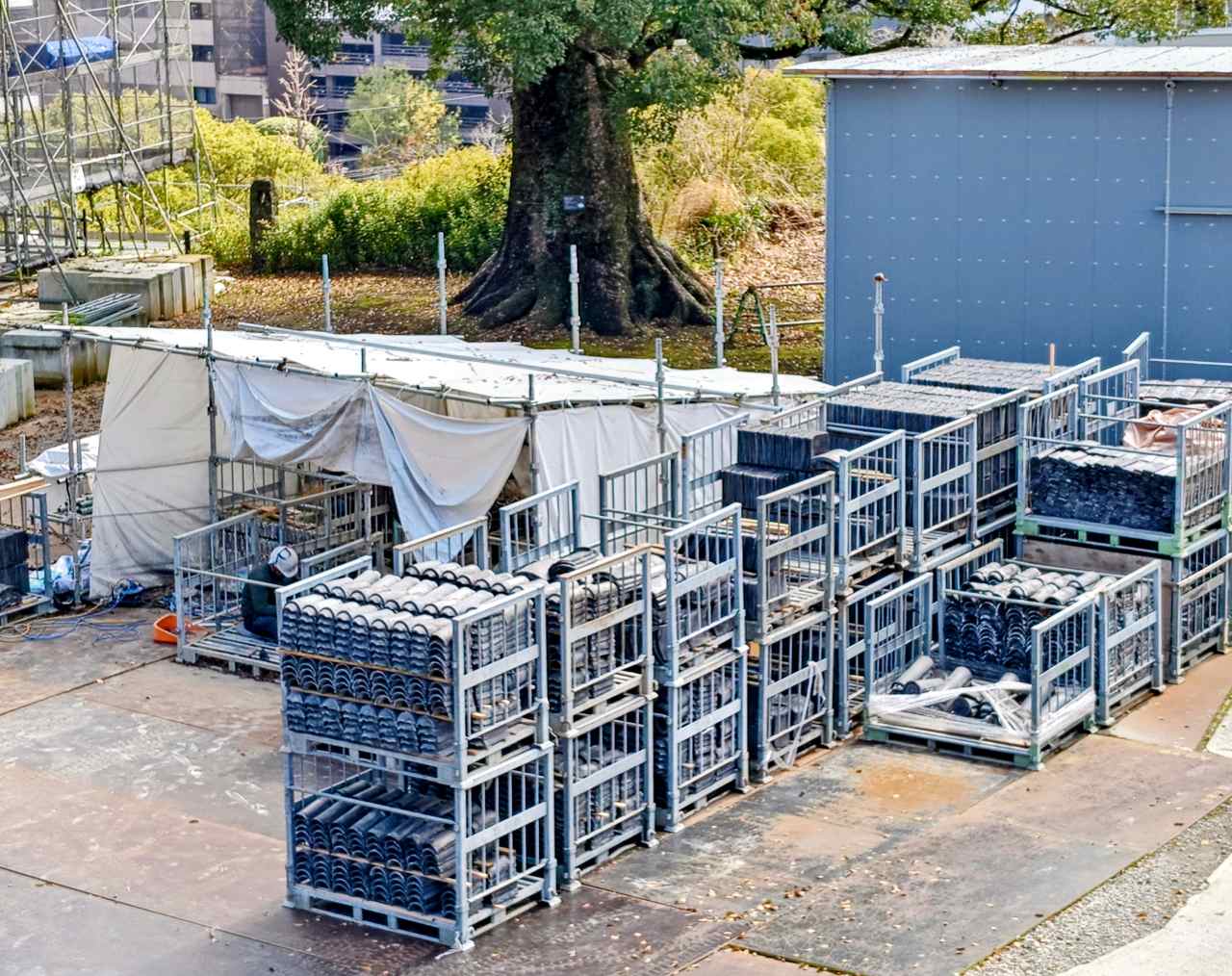 熊本県熊本市・「熊本城」再利用できるか瓦を確認している様子