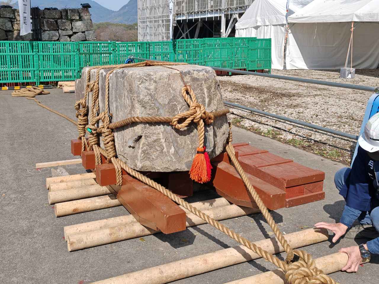 熊本県熊本市・「熊本城」2026年春開催「くまもとお城まつり」石垣修理体験の様子(石曳き体験)