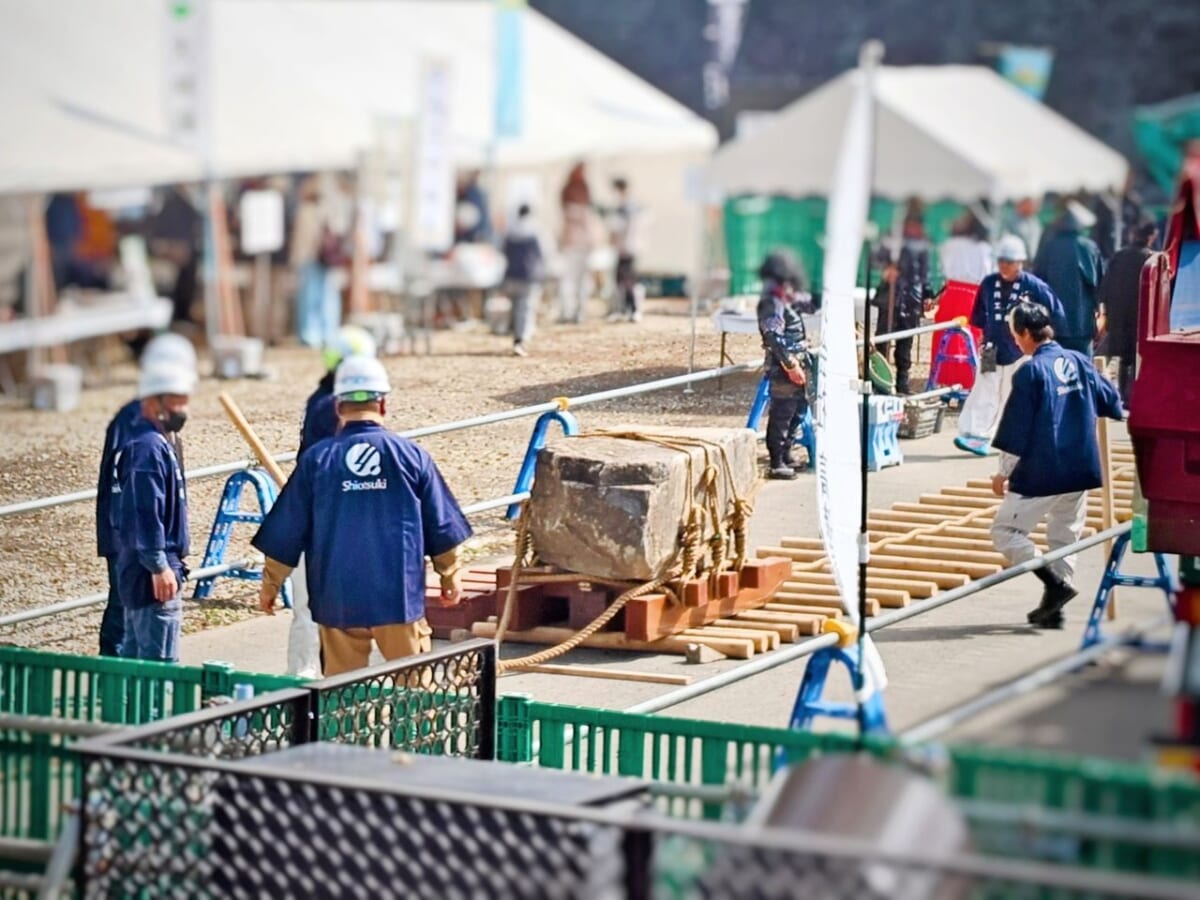 熊本県熊本市・「熊本城」2026年春開催「くまもとお城まつり」石垣修理体験の様子(石曳き体験)2