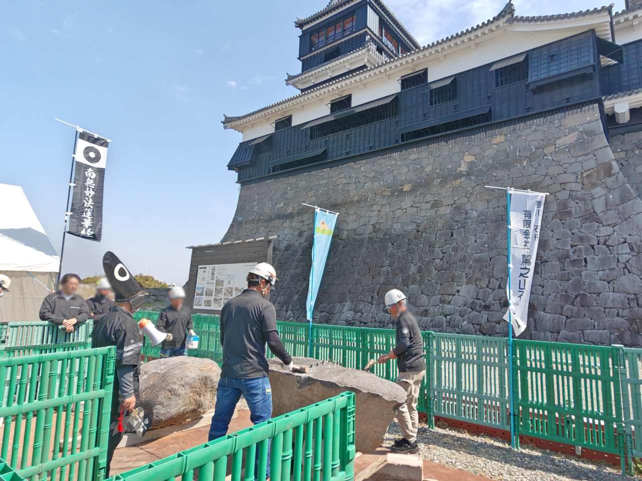 熊本県熊本市・「熊本城」2026年春開催「くまもとお城まつり」石垣修理体験の様子(石割実演)
