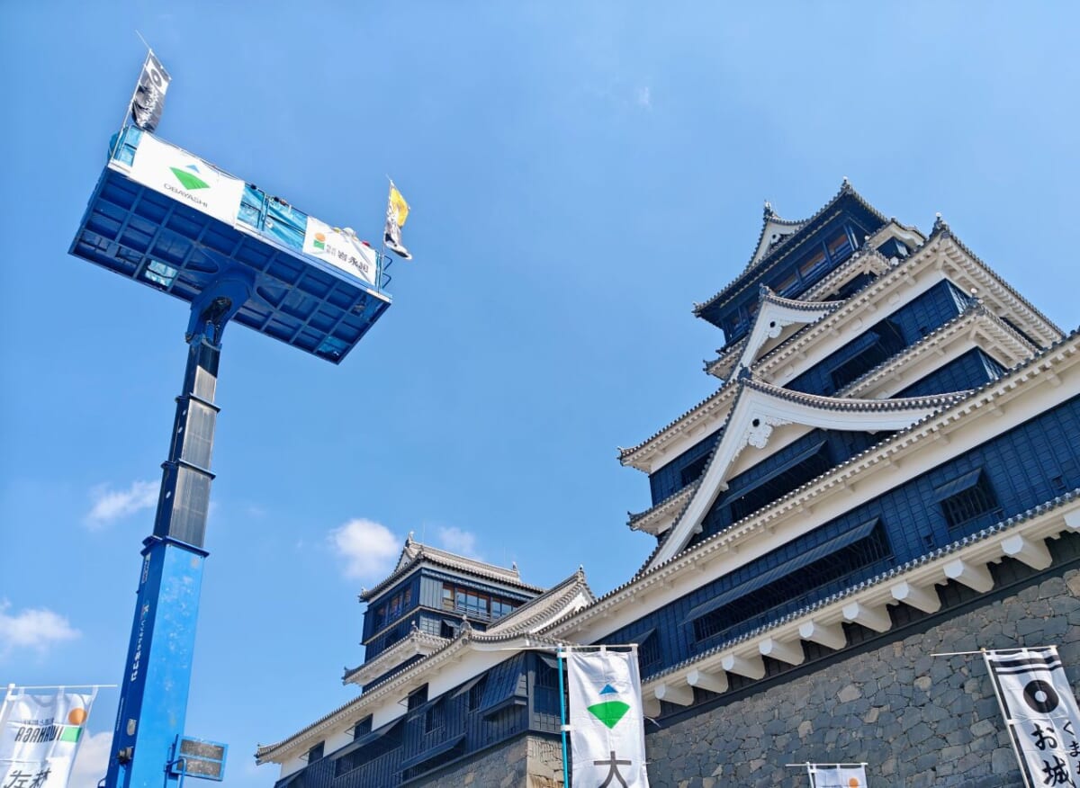 熊本県熊本市・「熊本城」2026年春開催「くまもとお城まつり」石垣修理体験の様子(クレーン乗車体験)