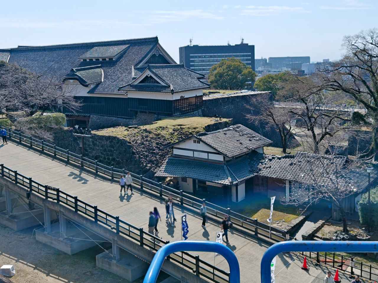 熊本県熊本市・「熊本城」2026年春開催「くまもとお城まつり」石垣修理体験の様子(クレーン乗車体験)2