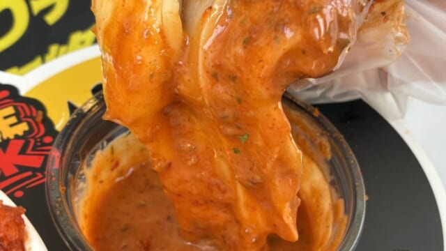 【韓国で大流行の“背徳グルメ”】ザクッどろ~りチーズをディップ!新大久保に上陸!「レッドチーズスティック」を実食 | TABIZINE~人生に旅心を~の画像