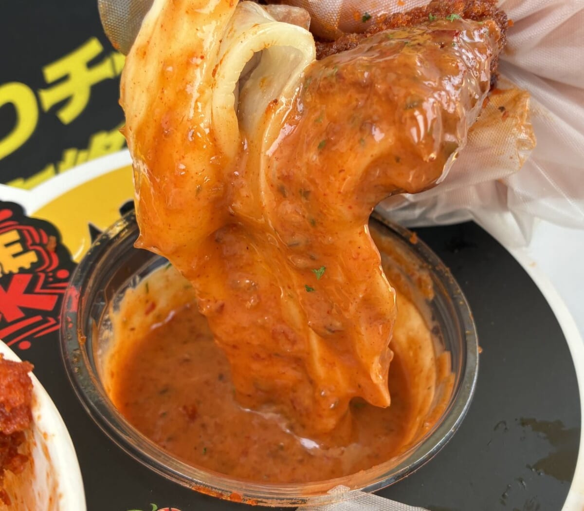 【韓国で大流行の“背徳グルメ”】ザクッどろ～りチーズをディップ！新大久保に上陸！「レッドチーズスティック」を実食