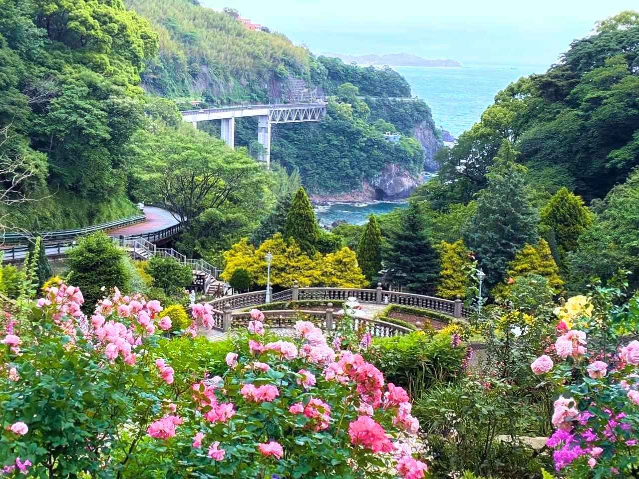 【天空の花園が見頃】無料バスで青い海と約600種のバラが彩る絶景へ！「ACAO ROSE FESTA 2026」現地ルポ｜静岡県・熱海市