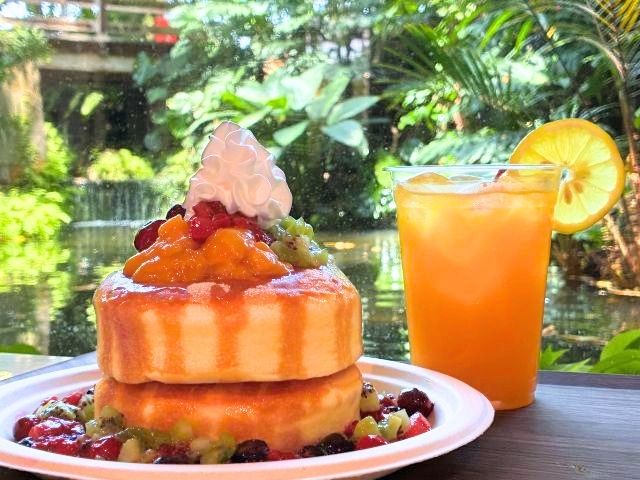 夢の島「BONIN BLUE CAFE」の「ゆめふわアイランド・パンケーキ」と「サンセット・マンゴーフルーツ」
