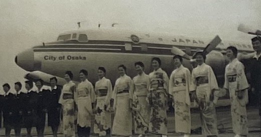 DC-6B機の前で並ぶ客室乗務員