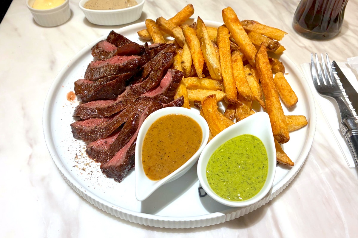 【フライドポテト探訪】溢れる肉汁とカリカリの極太ポテト！原宿・DE FRITES STAAN HARAJUKUの本格フリッツとお肉が織りなす至福の1皿