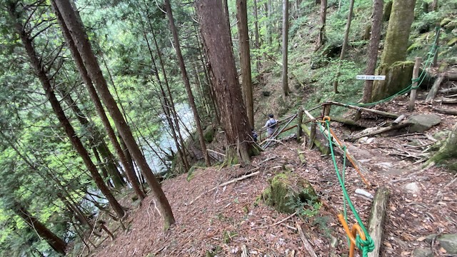 阿寺渓谷　遊歩道　急勾配　階段1