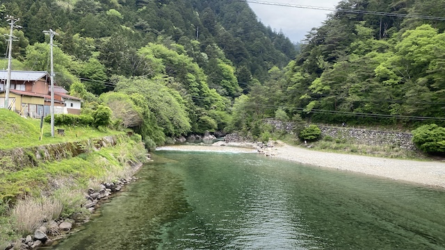 阿寺渓谷入り口　河原　夏は川遊びスポット