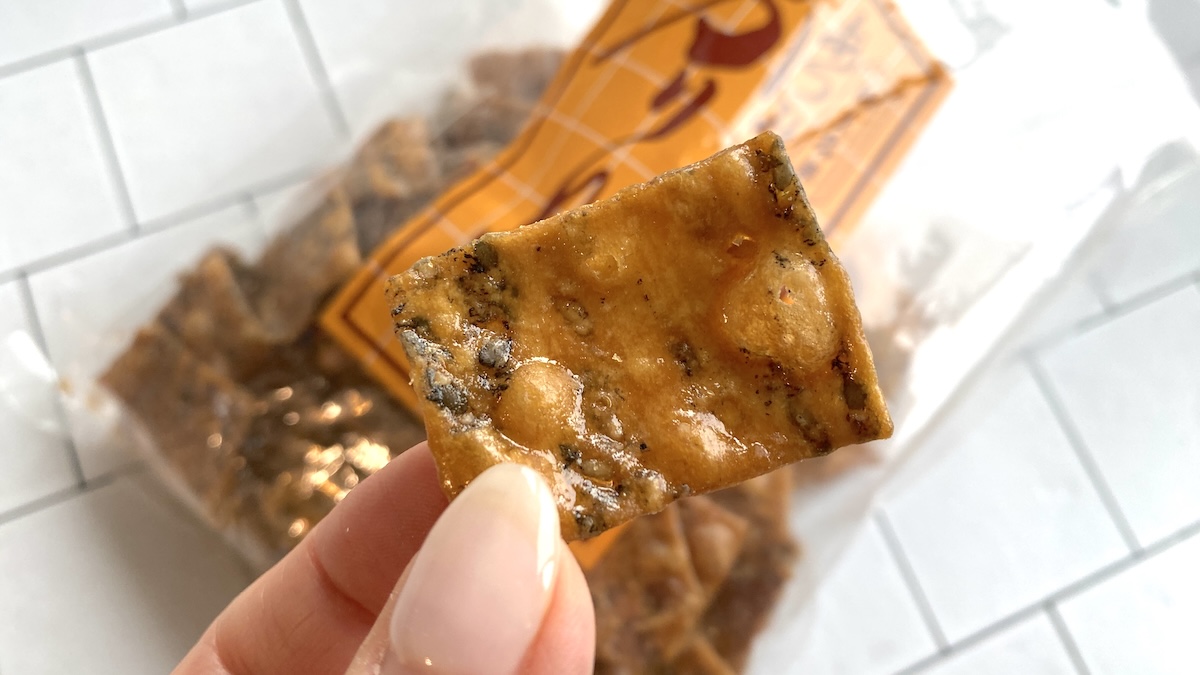 「あつみのかりん糖」手に持ったところ