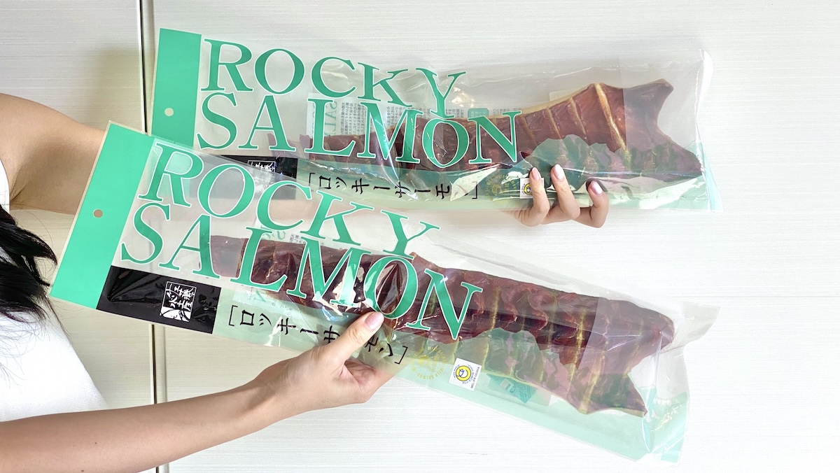 佐藤水産の「ロッキーサーモン」2本並べたところ
