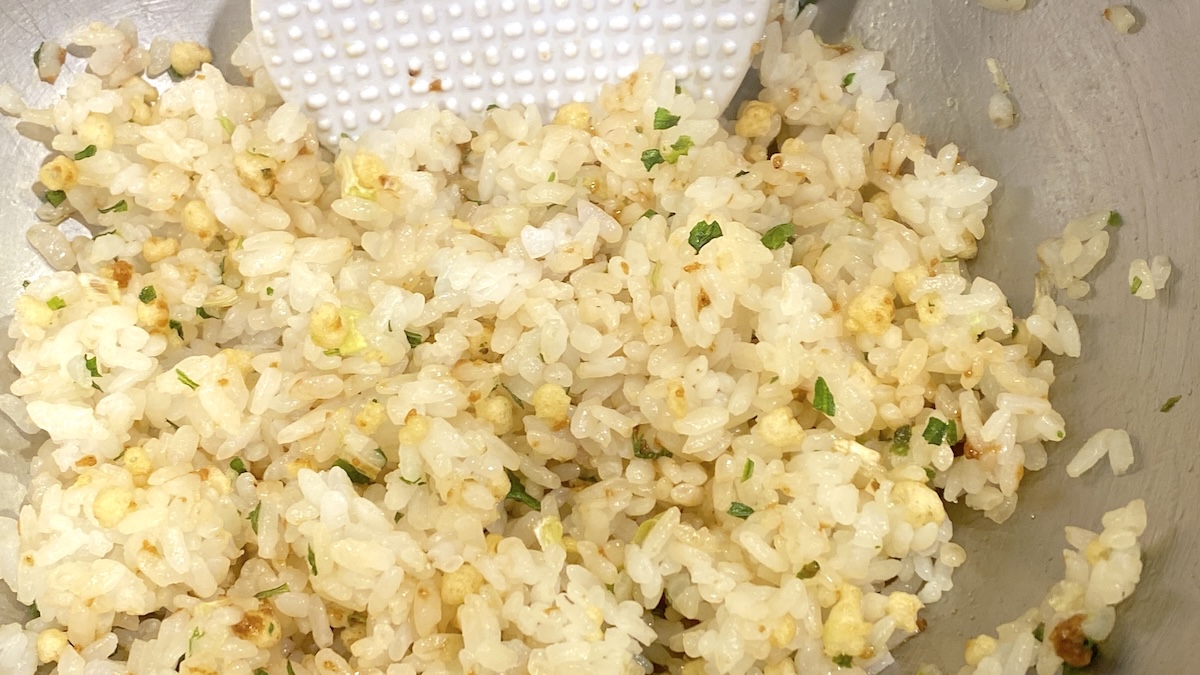 「たぬきむすびの素」ご飯に混ぜたところ