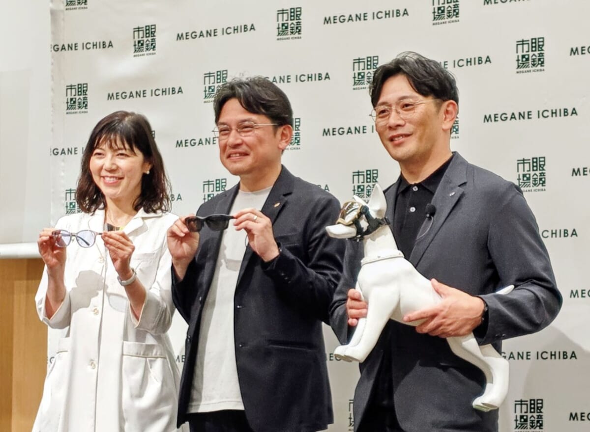 静岡県静岡市・株式会社メガネトップ（眼鏡市場）／東京・2026年6月3日（水）開催「紫外線対策事業戦略発表会」にて（左から：さいたま市伊藤医院の有田玲子先生、株式会社メガネトップ冨澤昌宏社長、商品部の櫻井憲一郎部長）