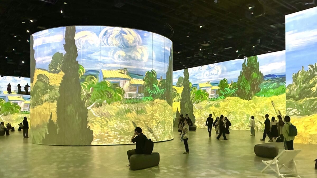 【日本初上陸】ゴッホの世界に飲み込まれる！？パリで熱狂のアートを浴びる「RÊVE DES LUMIÈRES」が圧巻すぎた！