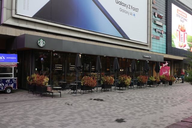 世界のスタバ　カザフスタン　アルマトイ　限定グッズ　外観