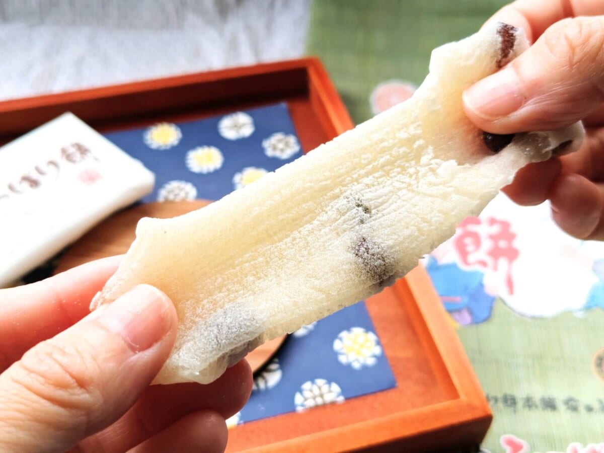 石川県白山市・安田屋製菓株式会社「ひっぱり餅（白）8個入」引っぱっている様子