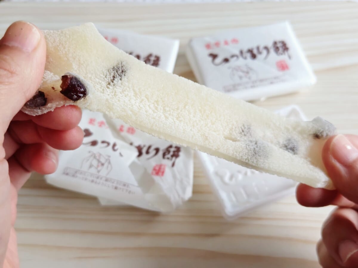 石川県白山市・安田屋製菓株式会社「ひっぱり餅（白）8個入」引っぱっている様子3