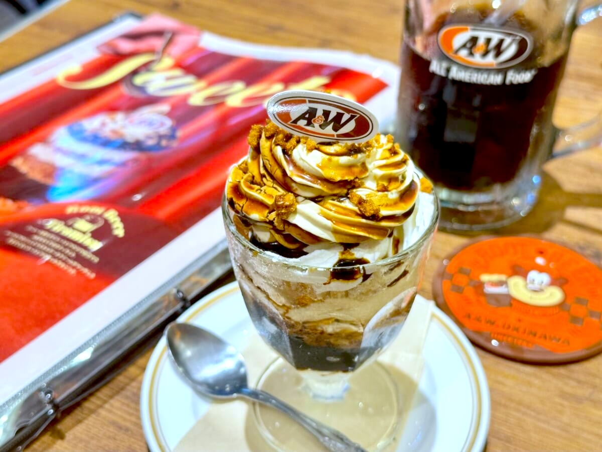【沖縄ローカルファストフード】あのA&Wルートビアがパフェになった！？カジュアルダイニング限定メニューを食べてみた！