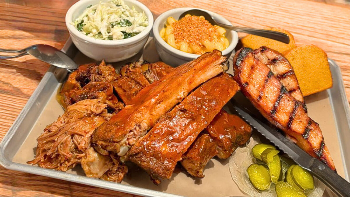 【SNSで話題沸騰中のアメリカンBBQ】反則級のボリューム！海外気分が止まらない「SMOKEHOUSE」体験ルポ｜原宿キャットストリート