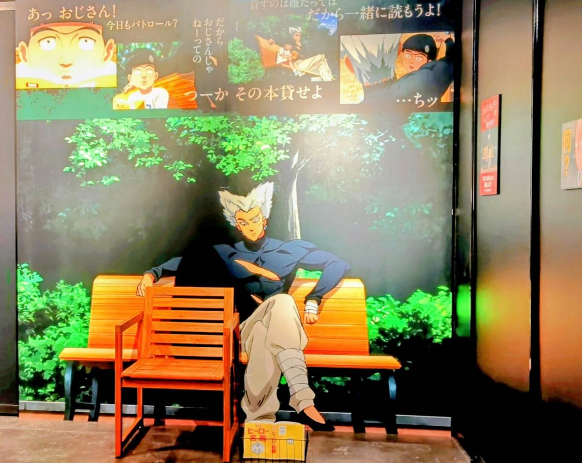 東京都豊島区・池袋 サンシャイン60展望台 てんぼうパーク内イベントスペース／アニメ10周年記念「ワンパンマン展」第2期エリア（ガロウとタレオのベンチフォトスポット）