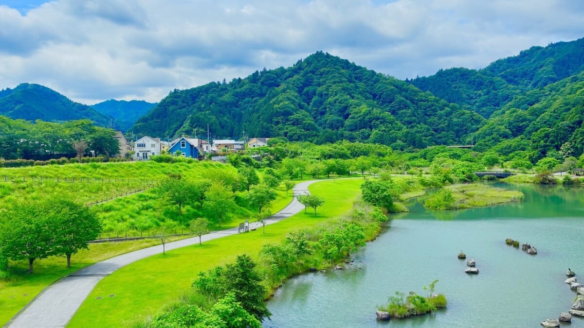 【神奈川の隠れ穴場スポット】空に手が届きそう！時間がゆっくり流れる宮ヶ瀬湖畔エリアで絶景の吊り橋＆食べ歩き