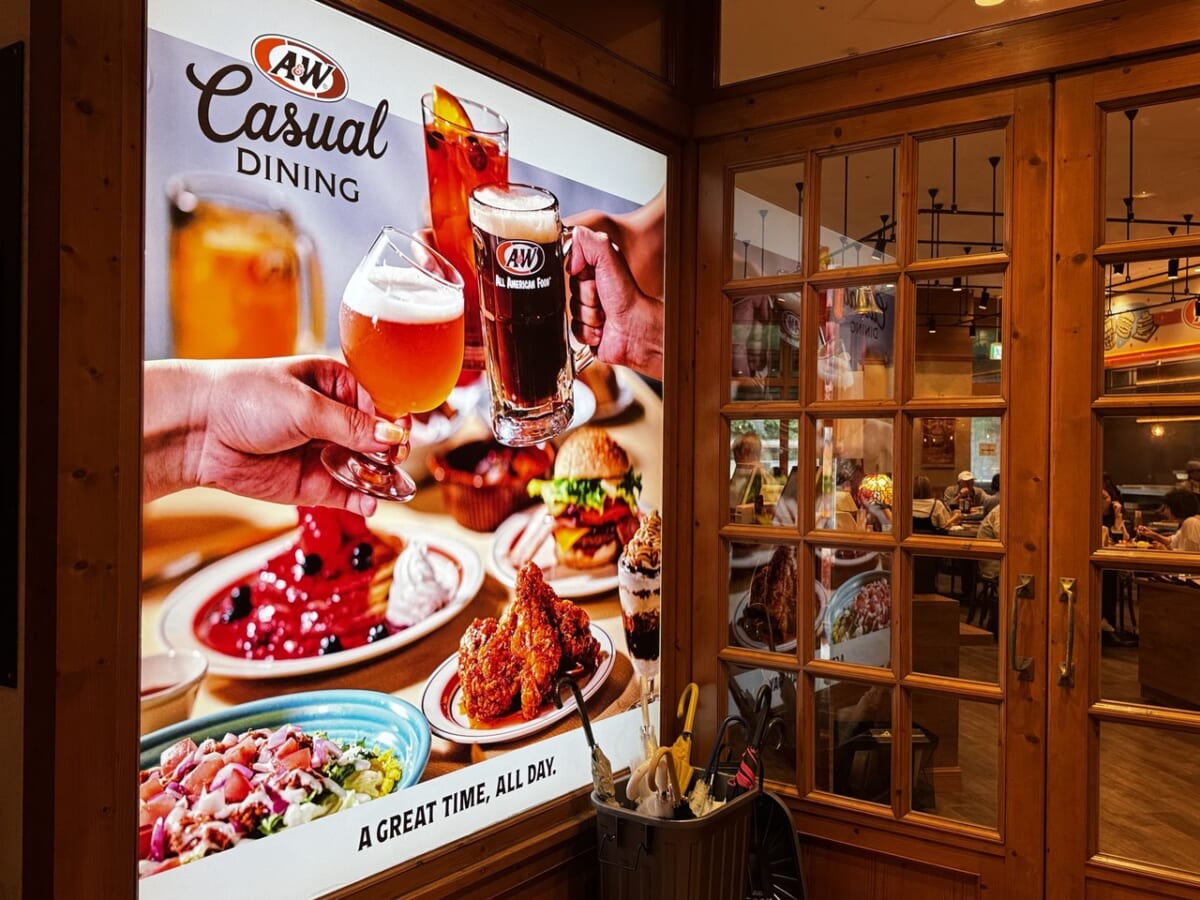 沖縄A&W沖縄カジュアルダイニング プラザハウス店入口