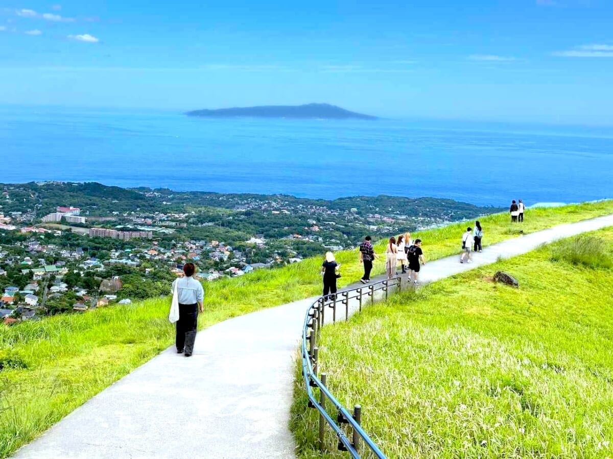 【天空の散歩道！】360度大パノラマのお鉢めぐりへ！海風が最高のリフトも楽しい「大室山」現地ルポ