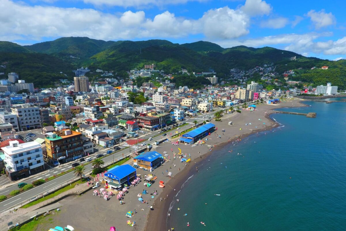 【海と温泉旅】伊東市で夏満喫！3カ所の海水浴場が7月18日よりオープン｜静岡県