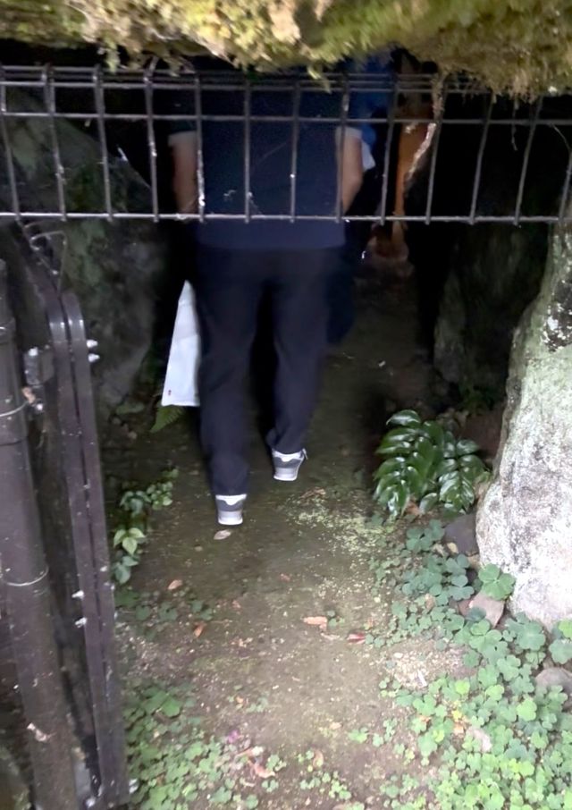 「空印寺」の「八百比丘尼」伝説の洞窟入口