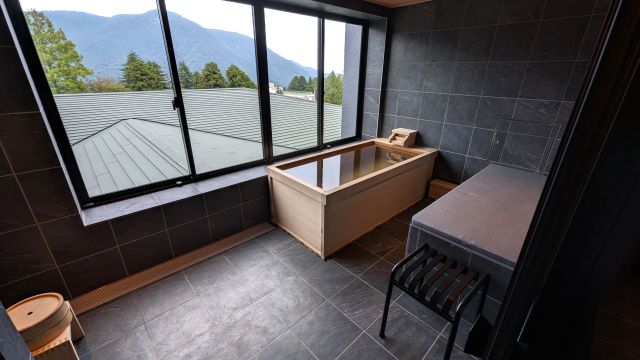 「箱根強羅 KAIKA」のヒノキ風呂