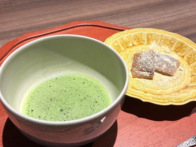 「箱根強羅 KAIKA」の抹茶と羽二重餅のセット