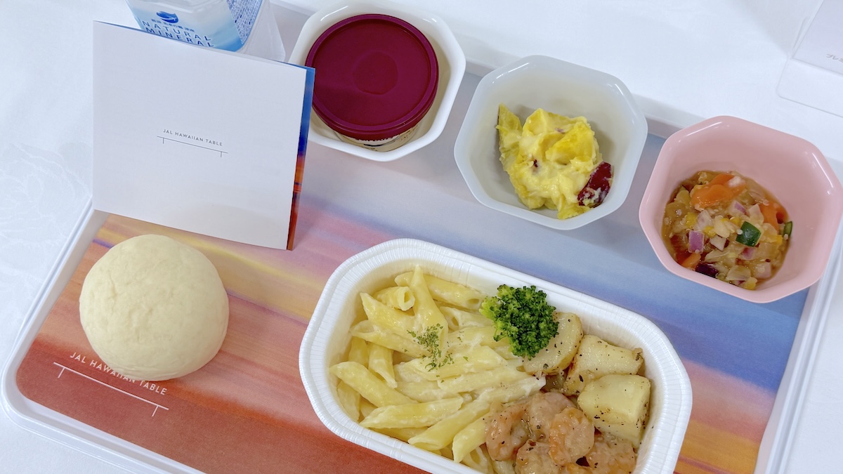 JAL機内食　東京（羽田・成田）発ホノルル行 対象クラス：プレミアムエコノミークラス、エコノミークラス　JAL Hawaiian Table　　俯瞰