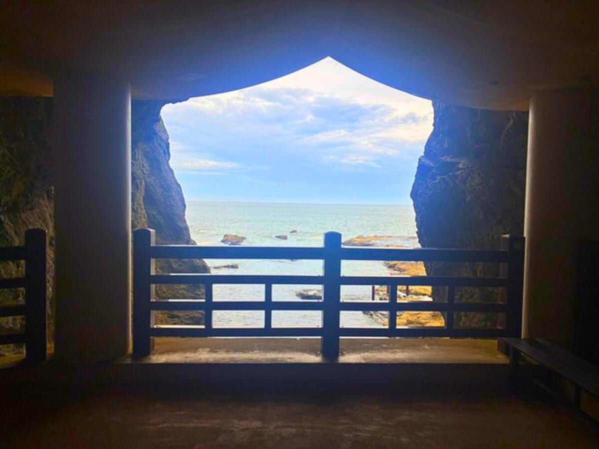 【鎌倉の絶景穴場フォトスポット】江の島岩屋へ。自然が生んだ海食洞窟で楽しむ、ひんやり空間と写真に残したくなる幻想的な風景
