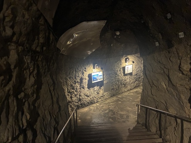 岩屋の入り口付近