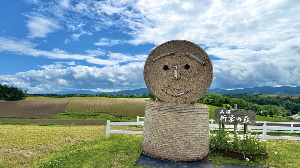 北海道　美瑛　新栄の丘展望公園　顔　麦稈（ばっかん）ロール　麦わらロール