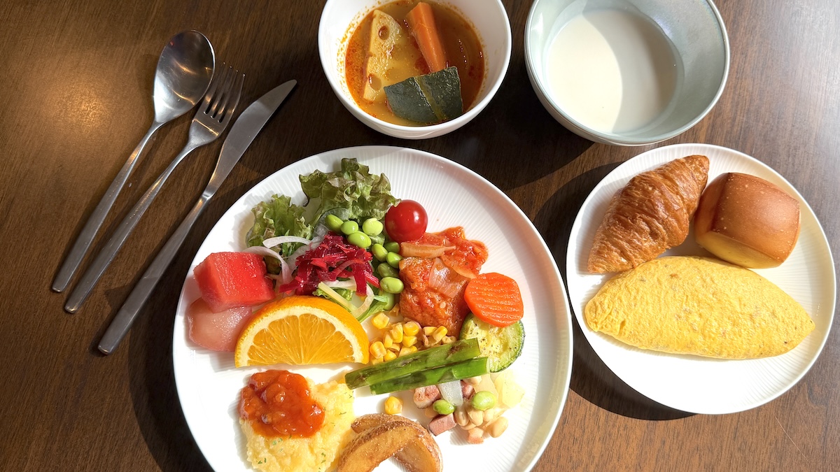 【本当は秘密にしたい】ローカル野菜のおいしさが衝撃！富良野のスタイリッシュな「ノゾホテル」が実はコスパ抜群