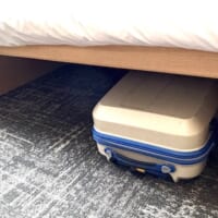 ノゾホテル (Nozo Hotel)　スーツケースをベッドの下に置いてみた