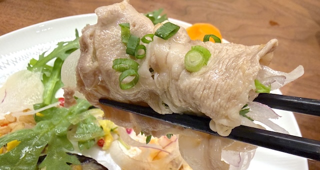 「ノゾホテル」かみふらのポークしゃぶしゃぶ＋セミビュッフェ　地元の30種の食材を楽しむディナー　　野菜を巻いたところ