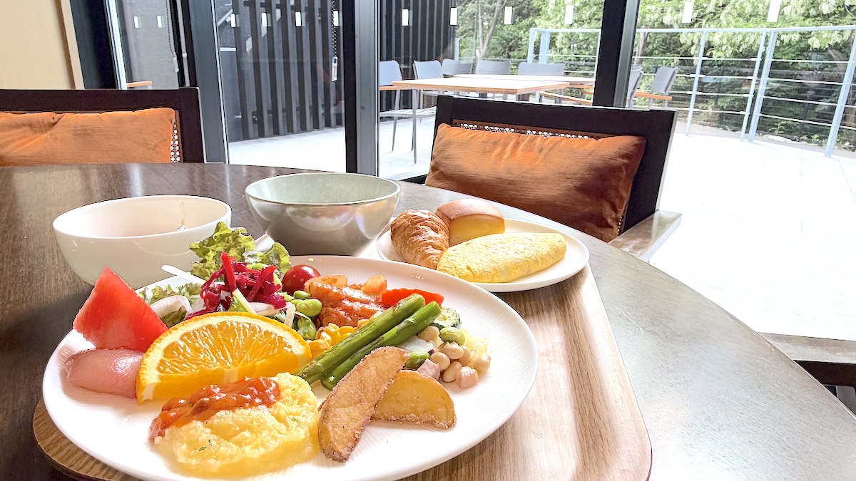 ノゾホテル (Nozo Hotel)　　朝食ビュッフェ　窓際　テラス