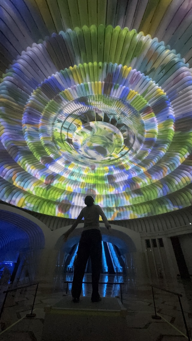 【ここ本当に美術館？】言葉を失う幻想空間。世界最大級の投影式万華鏡がやばい！MOA美術館体験レビュー｜静岡県熱海市　円形ホール