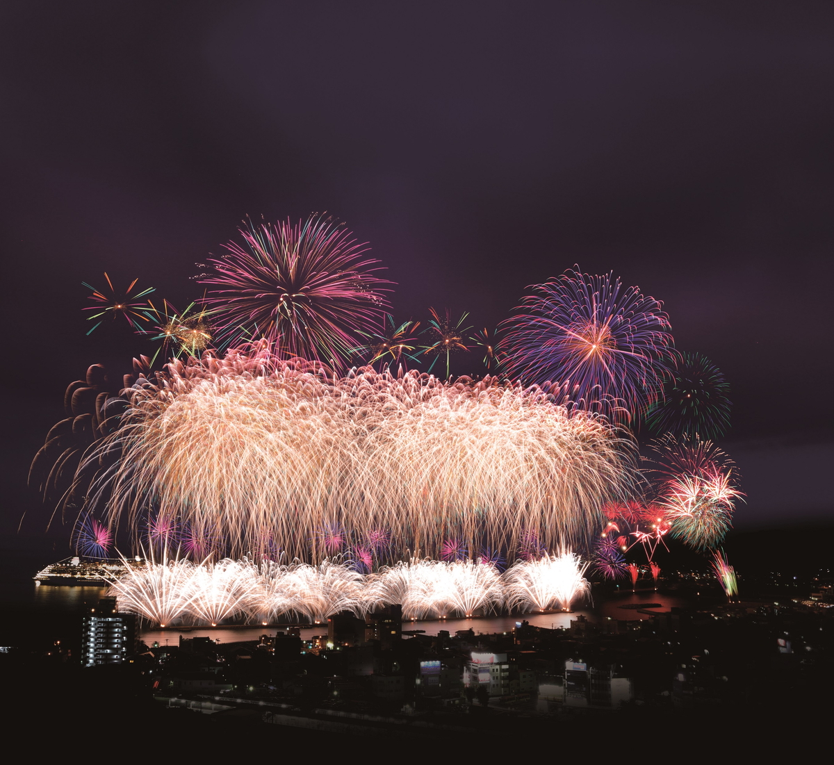 【伊東温泉海の花火大会】伊豆最多の15回開催！最大4夜連続で楽しめる日程も｜静岡