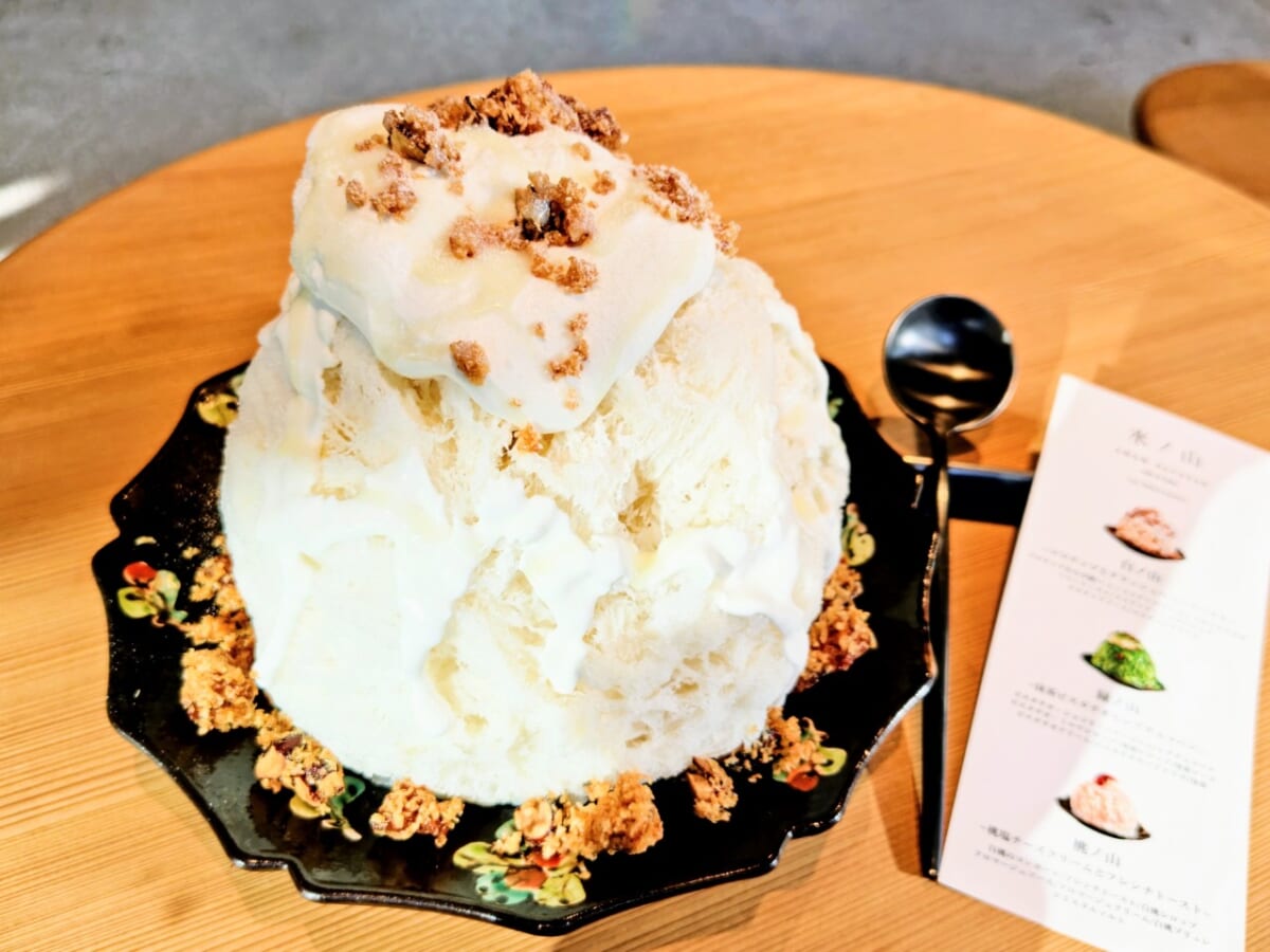 東京都港区・「AMAM DACOTAN cafe&bake 表参道」2026年夏季限定かき氷「氷ノ山」白ノ山（ココナッツとクラッシュハニートースト）7
