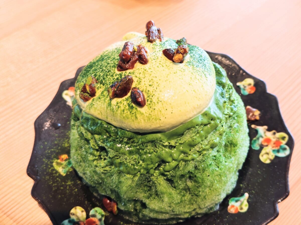 東京都港区・「AMAM DACOTAN cafe&bake 表参道」2026年夏季限定かき氷「氷ノ山」緑ノ山（抹茶ピスタチオとレアチョコパン） 3
